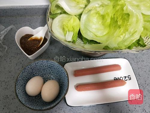 准备生菜，火腿肠，鸡蛋。
