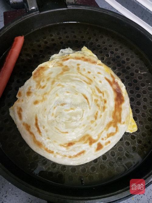 立刻将鸡蛋这一面翻面。煎片刻即熟。