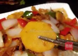 Illustration of how to make onion and potato slices 19