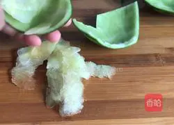 Illustration of how to make watermelon rind with rock sugar water 4