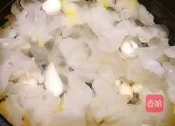 Illustration of making lotus seed, lily and tremella soup 5