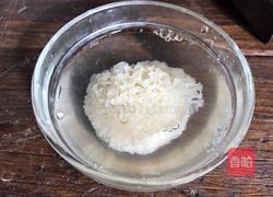 银耳小米粥的做法图解1