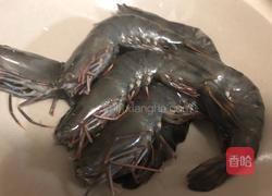 赵氏黑虎虾爱上了年糕的做法图解1