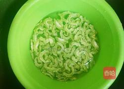 苦瓜炒肉的做法图解1