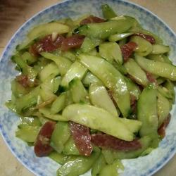 腊肠炒黄瓜的做法[图]