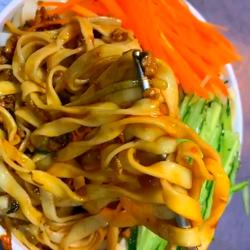 家庭版炸酱面的做法[图]