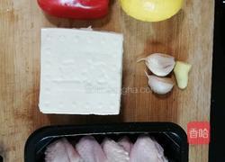 酸柠檬焖鸡翅豆腐的做法图解1