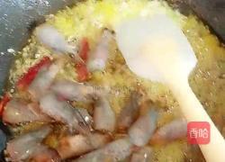 蒜蓉虾油炒意面的做法图解6