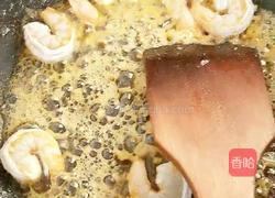 蒜蓉虾油炒意面的做法图解11
