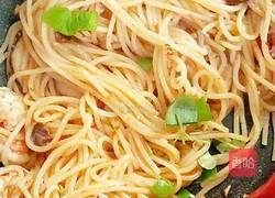 蒜蓉虾油炒意面的做法图解13