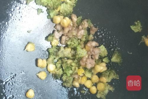 锅中放入黄油开小火，放入猪肉炒熟，加入玉米粒和西兰花加入盐炒熟。
