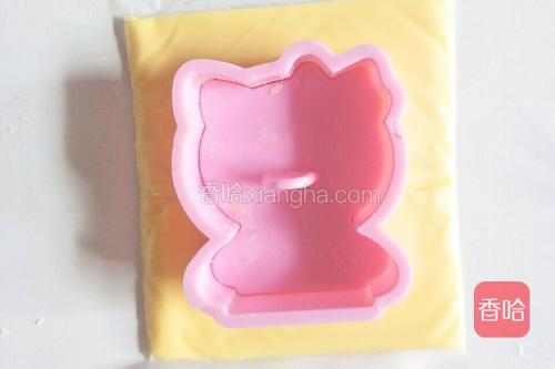 另外一片芝士片用Kitty模具压出花纹。