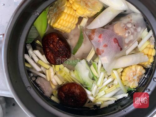 砂锅热水，依次放入排骨、猪蹄、玉米、香菇、冰糖等辅料，放入少许盐；