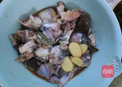 紫苏砂锅牛蛙(田鸡)的做法图解1