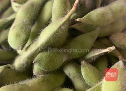 盐煮毛豆的做法图解1