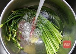 韭菜苔炒肉丝的做法图解2