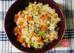 芹菜胡萝卜蛋炒饭的做法图解3