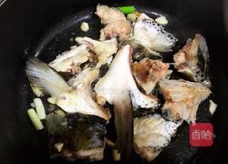 三文鱼头汤的做法图解4
