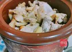 Fresh taro, snail slices, black beans, gorgon seeds, polygonatum quintessence, tea tree mushrooms and stewed hen soup illustration 6