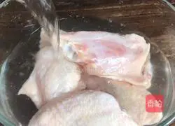 Illustration of how to bake wings in a pancake pan 1