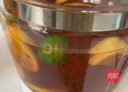Illustration of homemade kumquat lemon iced tea 7