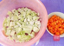 卷心菜炒胡萝卜的做法图解2