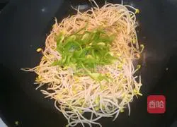 Illustration of how to stir-fry green pepper and soybean sprouts 7