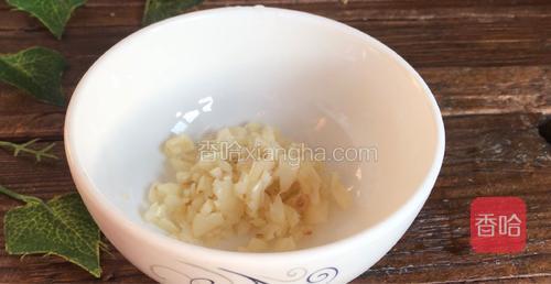 大蒜末装入碗中