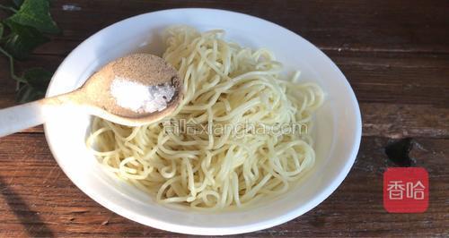 把凉透了的碱面装入大点的碗中，先加入盐、胡椒粉、味精