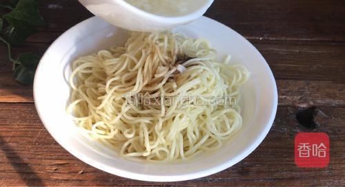 依次加入，大蒜水、生抽、香醋