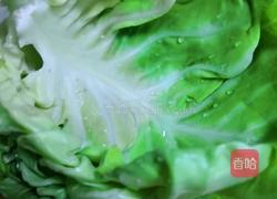 圆白菜炒木耳的做法图解2