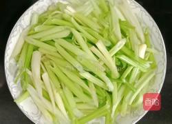 芹菜炒腐竹的做法图解3