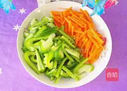 Illustration of how to make stir-fried meat with carrots and green peppers 3