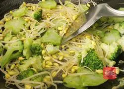 Illustration of how to stir-fry broccoli with bean sprouts 11
