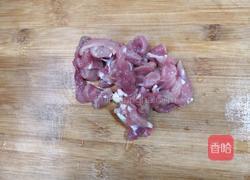 西芹炒瘦肉的做法图解1