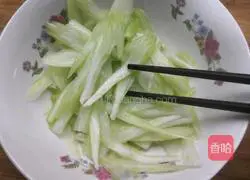 Illustration of how to stir-fry lean meat with celery 7