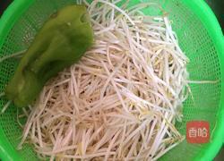 青椒豆芽菜的做法图解1
