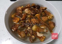 茶树菇姬松茸煲鸡汤的做法图解1