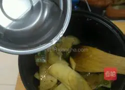 Illustration of how to make fried potato slices with green pepper 9