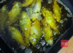 油炸小鲫鱼的做法图解6