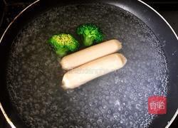 宝宝鱼肠蝴蝶面的做法图解2