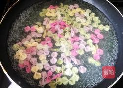 宝宝鱼肠蝴蝶面的做法图解5