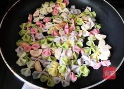 宝宝鱼肠蝴蝶面的做法图解8