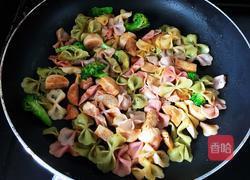 宝宝鱼肠蝴蝶面的做法图解11