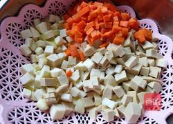 毛豆子炒三丁的做法图解1