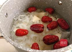 银耳雪梨羹的做法图解2