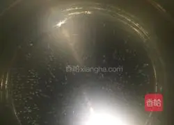 Illustration of how to make preserved egg and lean meat porridge 1