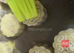 广式月饼（蛋黄白莲蓉）的做法图解15