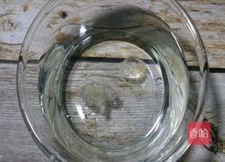 红枣枸杞炖雪燕的做法图解1