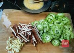 苦瓜炒豆干的做法图解2